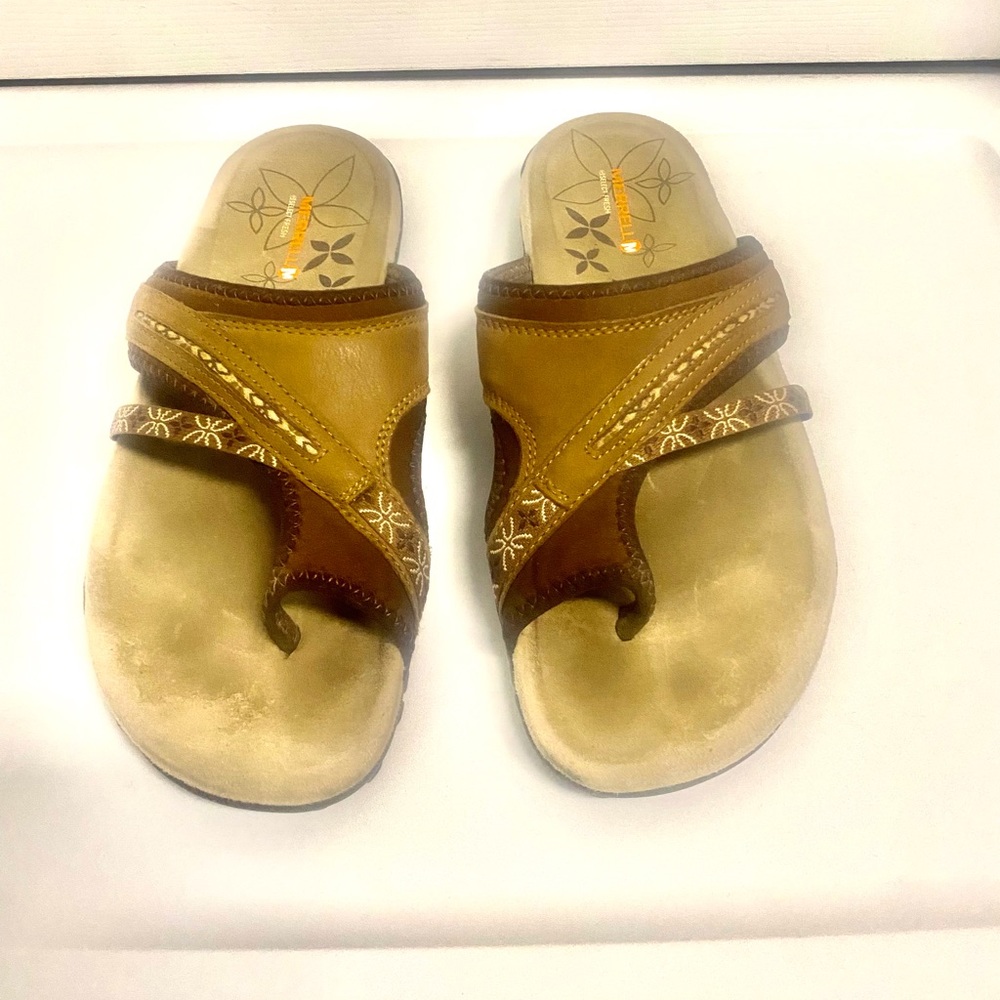 Merrell slip on sandals size 8 brown/tan in gently used condition
